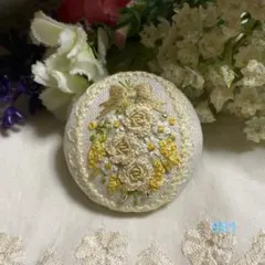 ハンドメイドくるみボタン刺繍ブローチ♡ミモザと薔薇のスワッグ