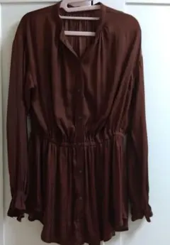長袖ブラウンシャツ