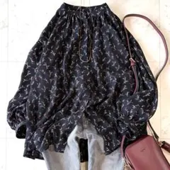 美品 マッキントッシュフィロソフィーフローラルジョーゼットブラウス 花柄 黒のサムネイル
