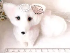 羊毛フェルト 白いキツネさん 葉っぱ飾り付 ハンドメイド light bulb
