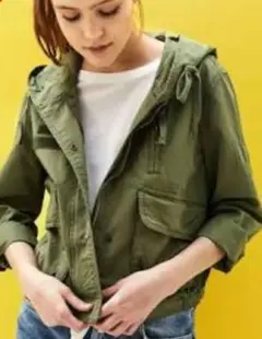 Bershkaフード付きオリーブグリーンモッズコート　スプリング　ミリタリー