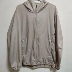 ユニクロ ポケッタブルUVカットパーカー ベージュSサイズのサムネイル