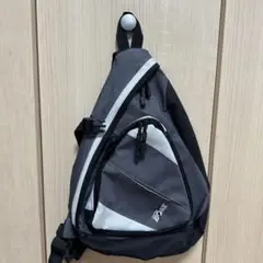 スリングバッグ 三角形 グレー ブラック