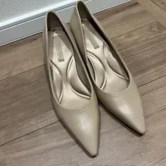 Charles & Keith ポインテッドトゥ パンプス ベージュのサムネイル