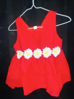 赤いノースリーブワンピース 花装飾
