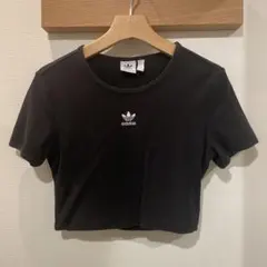 adidas ブラック クロップドTシャツ
