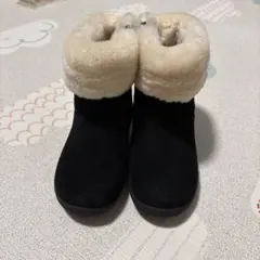 UGG キッズ　ブラックスエードブーツ ファー付きのサムネイル