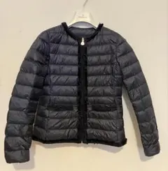 Moncler モンクレール　エレガントなノーカラーライトダウンジャケット