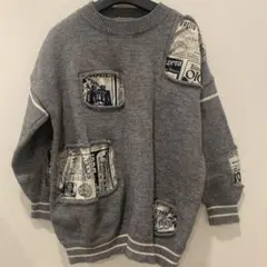 ダメージ風デザイン英字新聞プリントニット