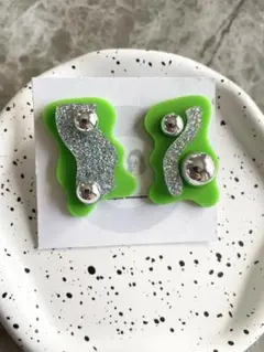 1点のみ【グリーン×ラメピアス】ハンドメイドアクセサリー