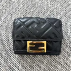 Fendi エンボス加工 ブラック三つ折り財布