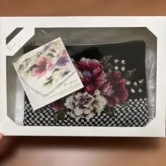 【新品未使用】Enjeau アーンジョー　花柄刺繍ポーチ 黒と白