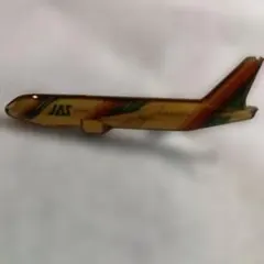 JAS 日本エアシステム Rainbow 777 ピンバッジ JAS 日本エアシステム Rainbow 777 ピンバッジ | Mercari