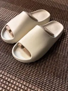 ys-01 White 12yeezy slide カニエウェスト 未使用 - メルカリ