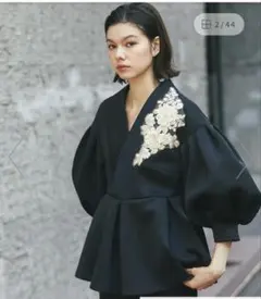 フラワー刺繍付きブラックトップスのサムネイル