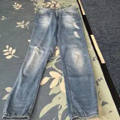 ダメージ加工ライトブルーデニムパンツ