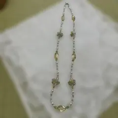 花モチーフのロングネックレス