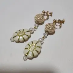 ゴールドとパールのチェコビーズイヤリング　ハンドメイド