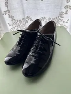 黒 エナメル レースアップシューズ