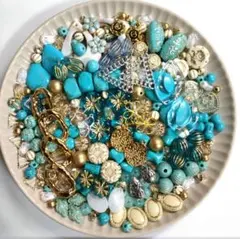 NEW！☆たっぷり☆ターコイズブルー＆ゴールドラインビーズ☆チャーム☆MIX