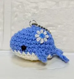 あみぐるみ クジラ キーホルダー 花モチーフ付きのサムネイル