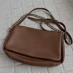 ソフトタッチチェーン付きクラッチバッグ　ブラウン