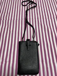 黒いスマホショルダーバッグ