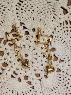 ヴィンテージ　ハート型チャーム付きクリップイヤリング　50年以上前のもの