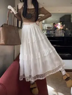 ホワイト レース付きティアードスカート