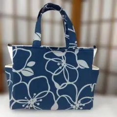 ハンドメイドバック青地に梅模様 ファスナー開閉　底板付き　No.２