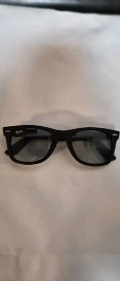 Ray-Ban 艶消しブラック スクエアサングラス