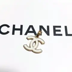 CHANEL CCロゴチャーム ゴールド/ホワイト