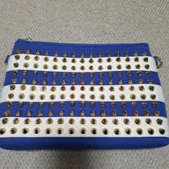 スタッズ付き青キャンバスクラッチバッグ