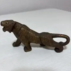 金属製ライオンの置物
