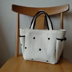 ヌビバッグ　アイボリー　ハート刺繍　サイドポケットドリンクホルダー　ハンドメイド