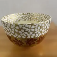 金色の花模様の茶碗
