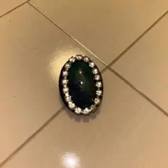 オーバル型青色と黒色のブローチ