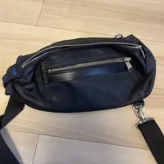 黒 合成皮革 ボディバッグ　ウルティマトーキョー