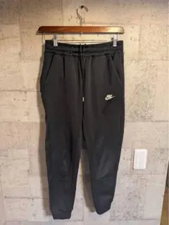 Nike ブラック スリムフィットパンツ