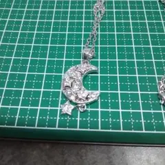 月柄のペンダント