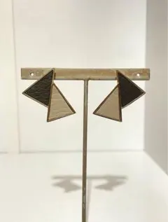 レザー三角形チタンポストピアス アッシュブラウンとベージュ