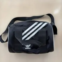 adidas ブラック ショルダーバッグ 3本ストライプ