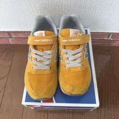 new balance イエロー スニーカー