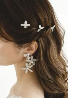 花モチーフのクリスタルピアス ゴールド