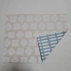 シンプルフラワー柄(生成)のランチョンマット