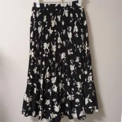 黒と白の花柄プリーツロングスカート