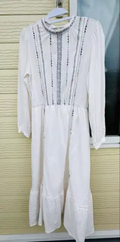 刺繍入りホワイトロング丈ワンピース
