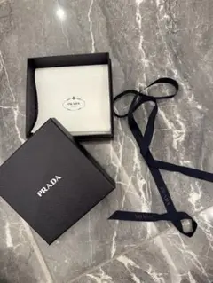 PRADA ギフトボックス 黒色 リボン付き
