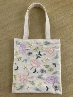 手刺繍入ちっちゃなぺたんこトートバック【女の子と桜貝】 - メルカリ