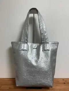 ZUCCAズッカ メタリック フェイクレザートートバッグ シルバー 肩掛け A4